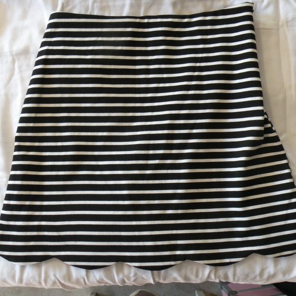 Gameday Couture SKIRT SIZE:M COLOR:WHITE and BLACK STRIPES CONDITION:NEW - Picture 1 of 3